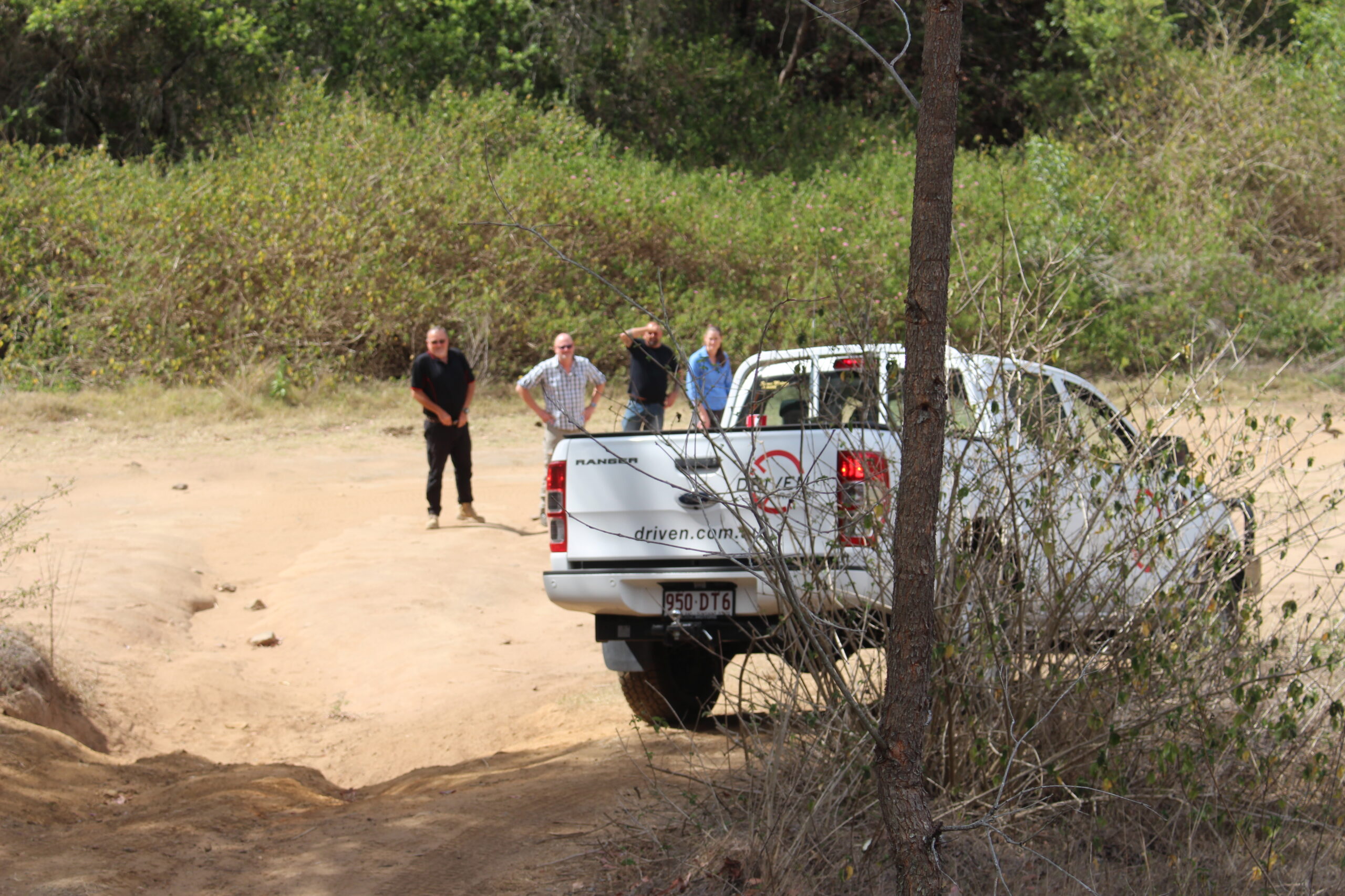 Students of Driven Training watching the descent of a 4WD in Swan Gully<br />
